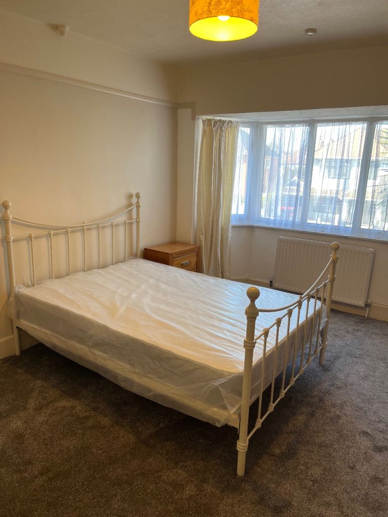2 rooms in lovely sunny house, good area