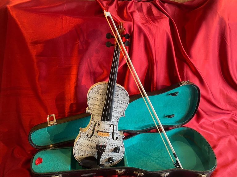 Electro/accoustic full size violin
