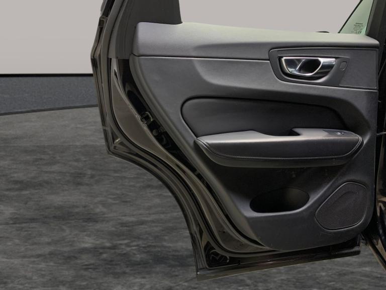 2022 Volvo XC60 2.0 B5P Plus Dark 5dr AWD Geartronic ESTATE PETROL Automatic