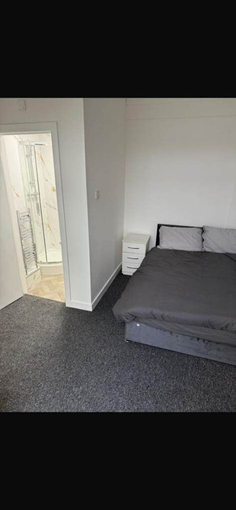 Modern En-suite Room in Uxbridge – Couples Welcome – Bills Inc