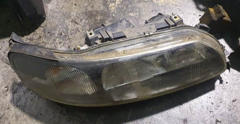 Volvo V70 Right Side Headlight 2002