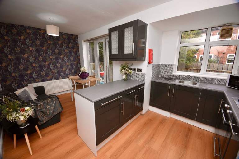 En suite room available in a shared property at NE5