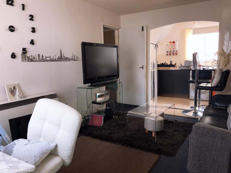 1 bedroom flat in Berry Court Raglan Close, Hounslow