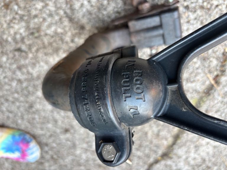 Towbar with bootjack 