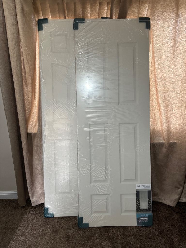 2 x white grained moulded 6 panel internal doors 2040 x 726 x 40 mm £50