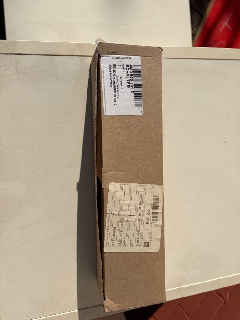 genuine brand new Audi Q7 4M dashboard switch bar