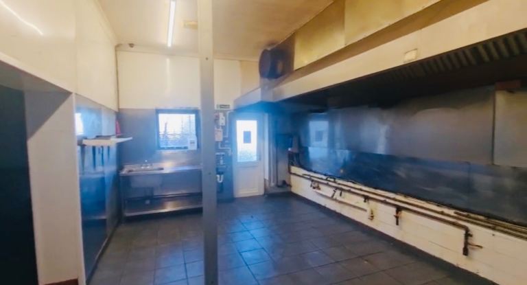 PRIME RESTAURANT OPPORTUNITY 100+ SEATER,NO PREMIUM, PETERBOROUGH LOW RENT