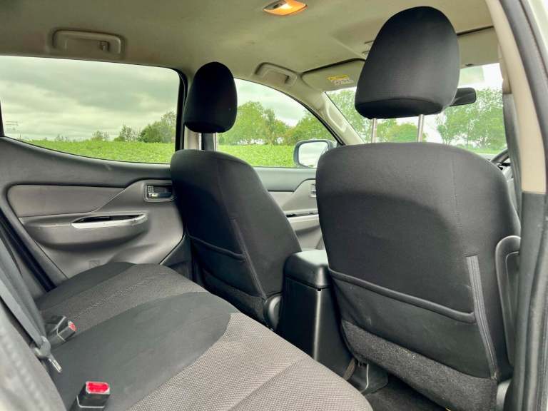 MITSUBISHI L200 2.4 DI-D Titan DOUBLE CAB White Manual Diesel PICK UP 2017