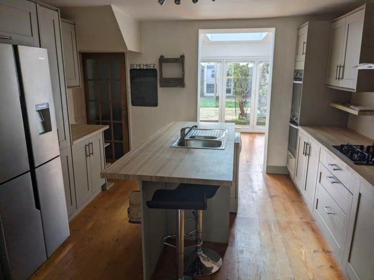 Double Room in large 3-bedroom house in Dover