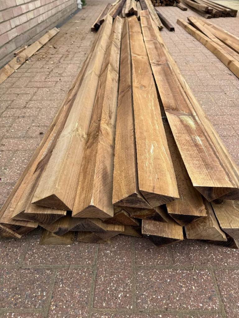 30 x 3 metre long (10 foot) Triangular Arris fencing rails
