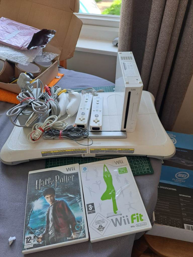 working nintendo wii set up with games wii board