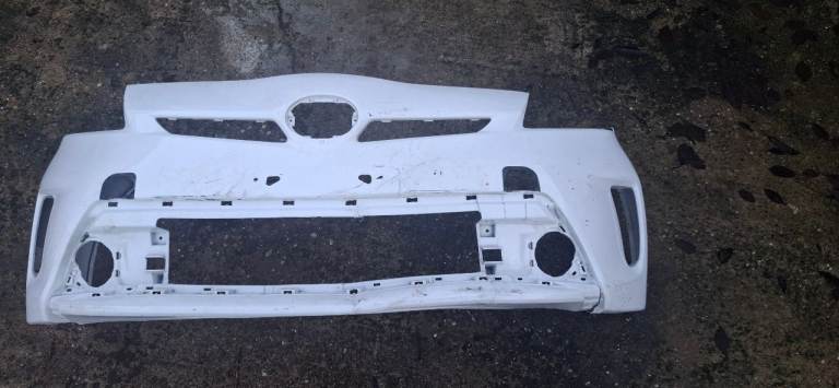 Toyota pirus front bumper white