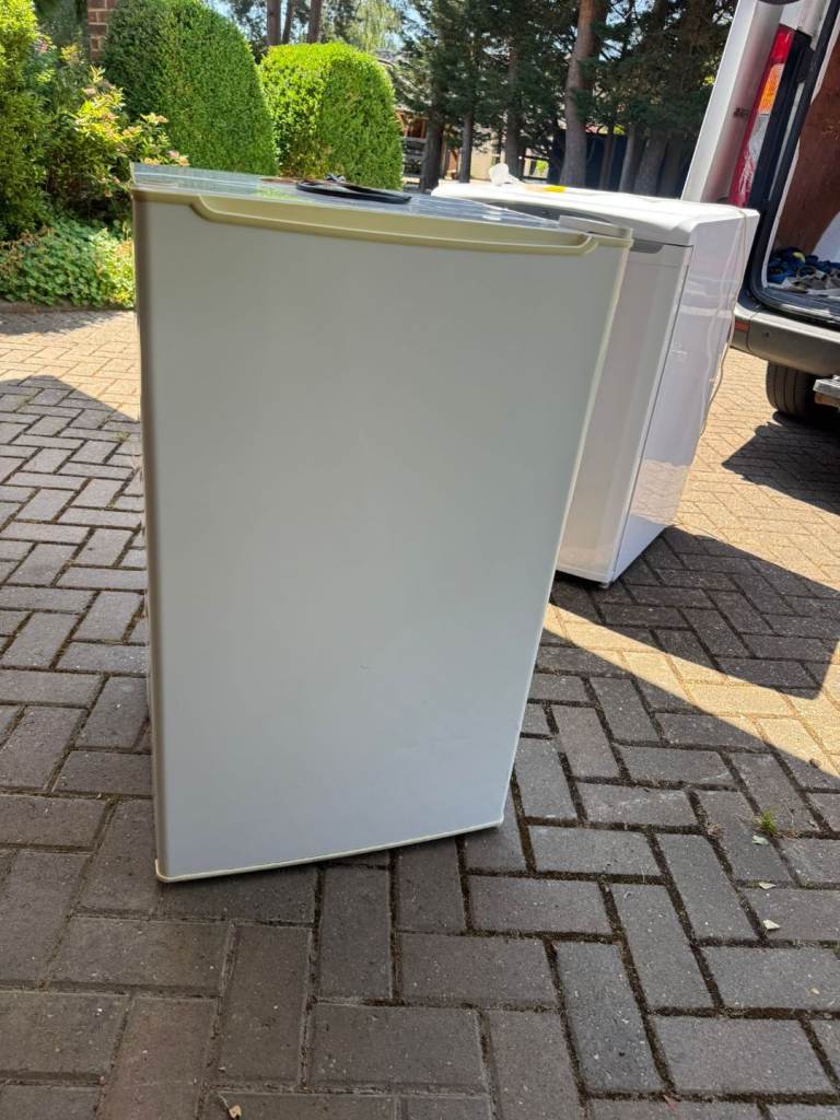 Beautiful used under counter fridge fully working order now 