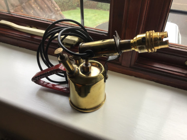 Blow torch lamp