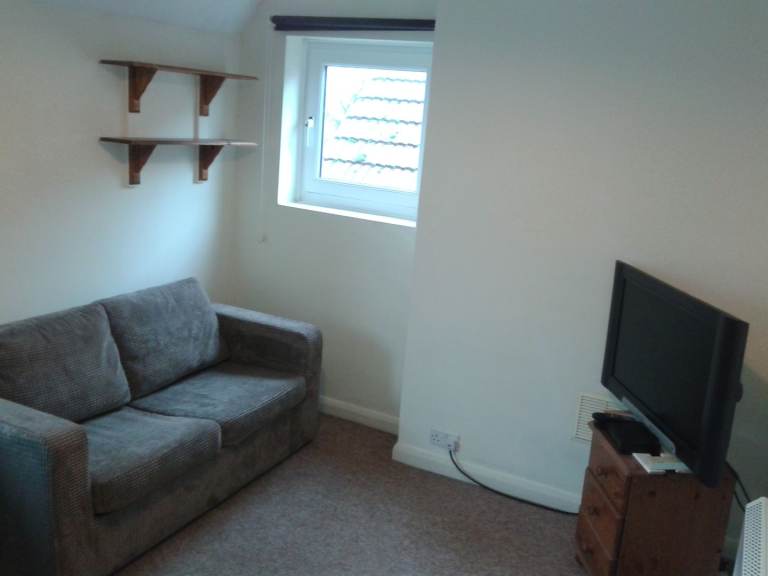 Good size furnished room (approx 3.2mx3.5m) in Hove