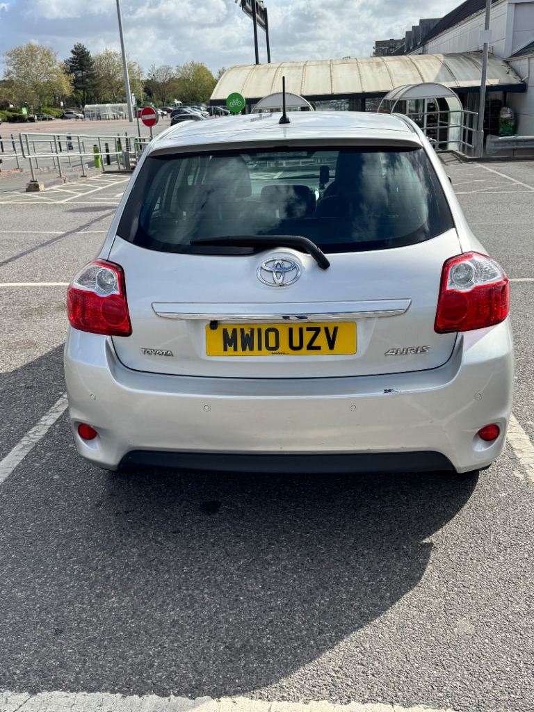 Selling my well maintained Toyota Auris 