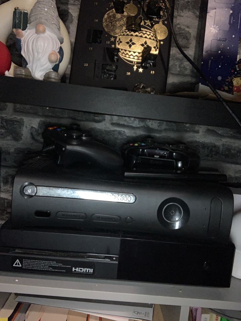 Xbox 360 2 Controllers 2 GAMES