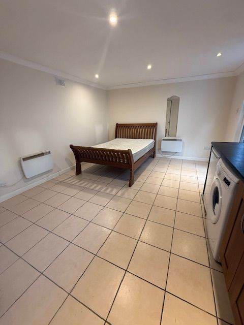 NEW MODERN STUDIO APARTMENT, CLOSE TO TUBE