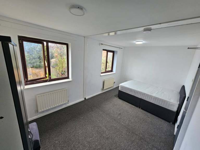  6-Bedroom Modern Supported Accommodation – Universal Credit, ESA, JSA & PIP accepted