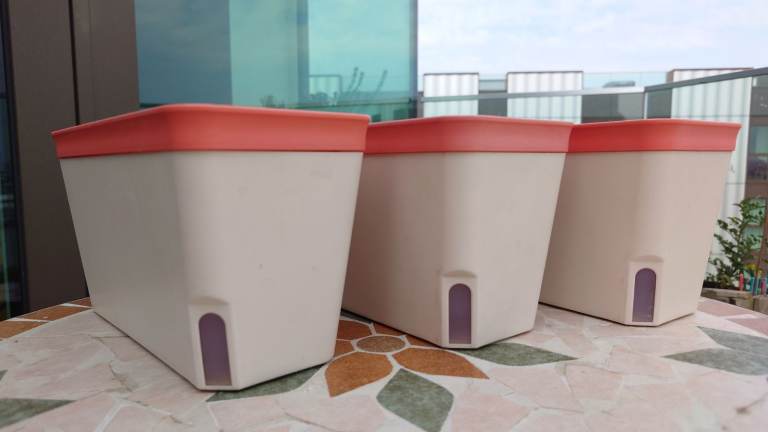 Self watering outdoor indoor window box