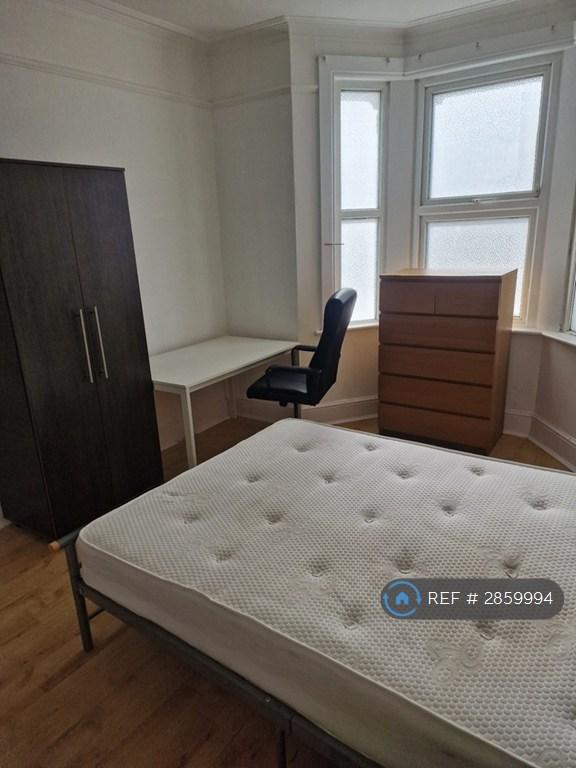 1 bedroom in Hounslow, London, TW3 (#2859994)
