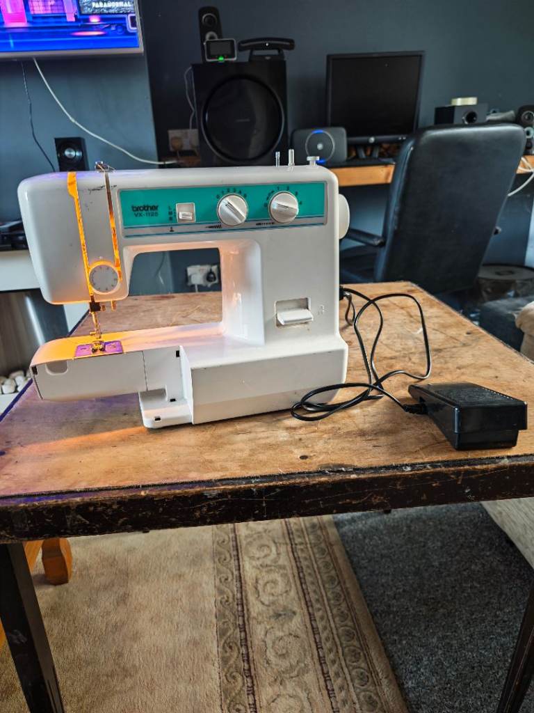 BROTHER SEWING MACHINE AND PEDAL SET 