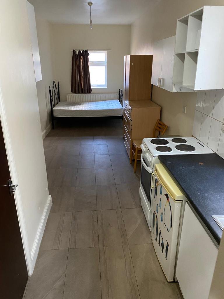Large Studio Flat Ilford- £1200 inc bills