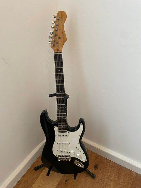 Chinese Strat copy with scalloped fretboard.