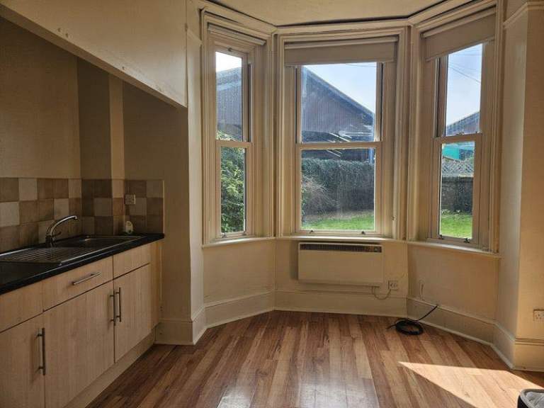 Modern First-Floor Bedsit Available – Dorchester, Dorset- DSS ACCEPTED 