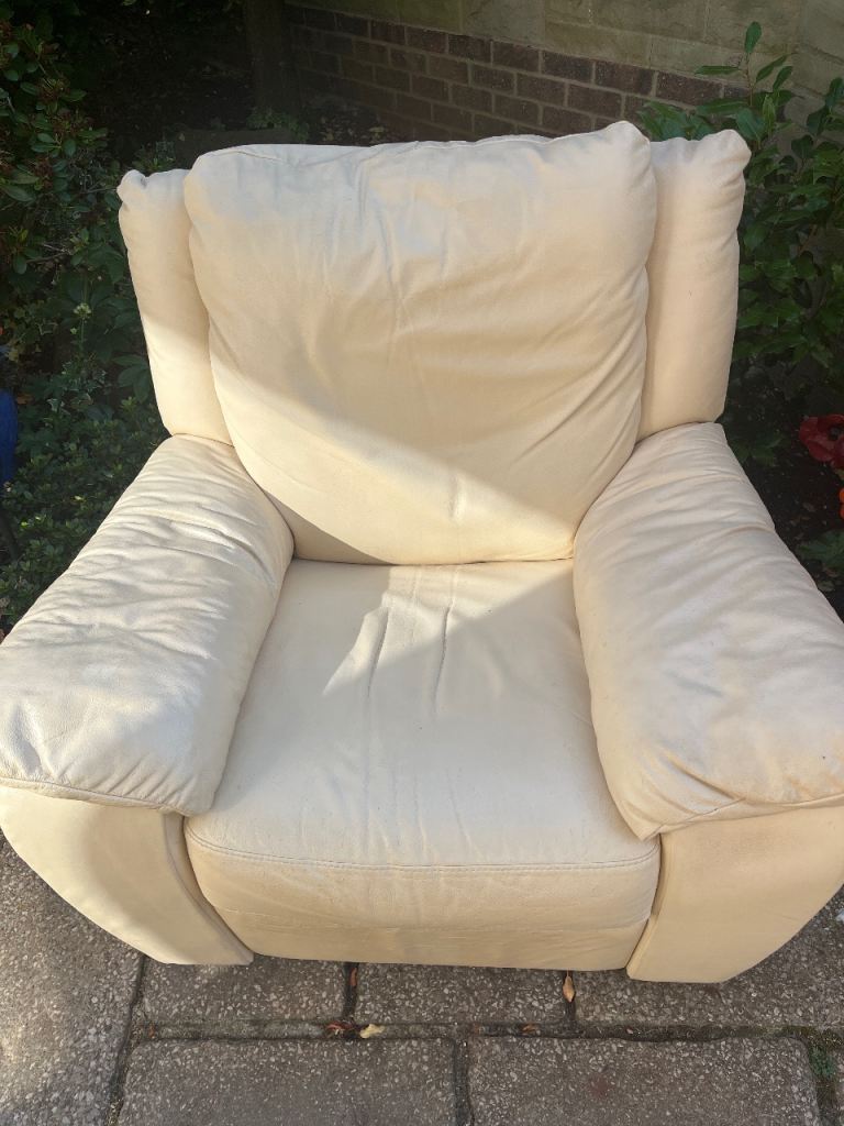 Leather recliner chair (NO FIRE CERTIFICATE)