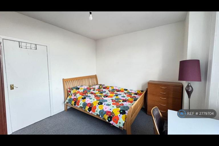 2 bedroom flat in Seagate, Dundee, DD1 (2 bed) (#2779704)