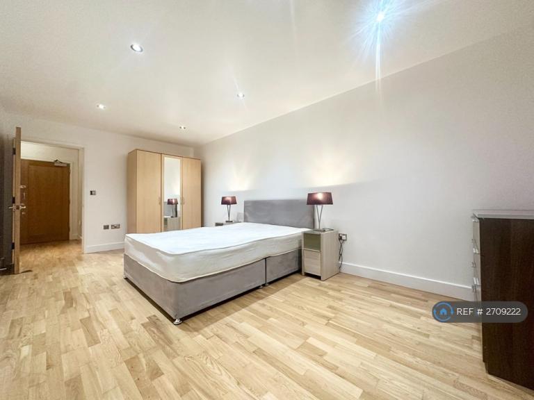 1 bedroom flat in Marmara Apartments, London, E16 (1 bed) (#2709222)