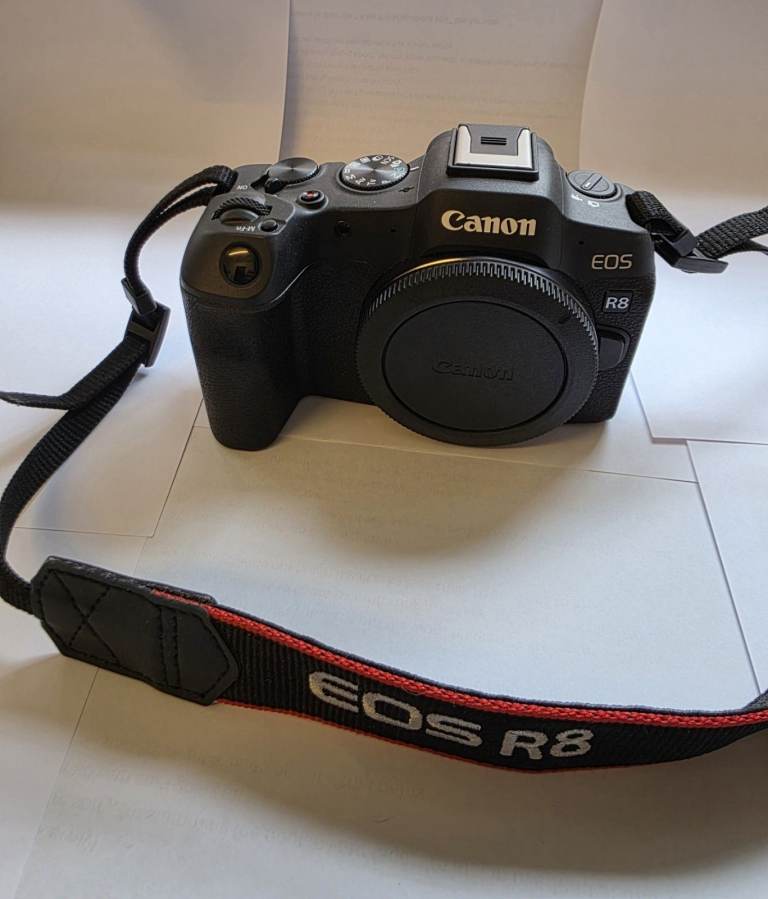 Cаnоn EОS R8 Mirrоrlеss Cаmеrа with RF 24-50mm F4.5-6.3 Is STM Lеns