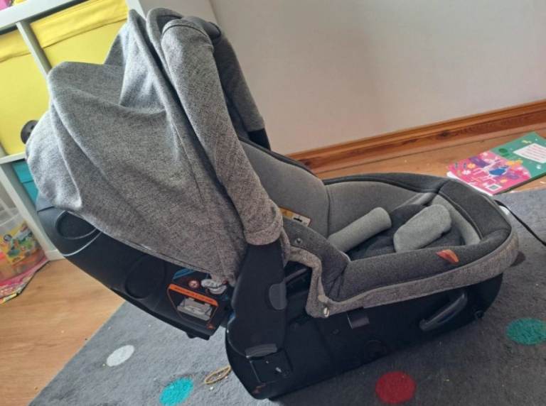 Jane kawai matrix light carseat/carrycot with swivel isofix base