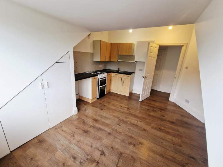 TWO BEDROOM TOP FLOOR FLAT FOR RENT NORBURY SW16 CLOSE TO STATION (2 BED) 