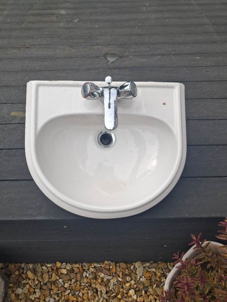 Sink with Pedestal & Taps