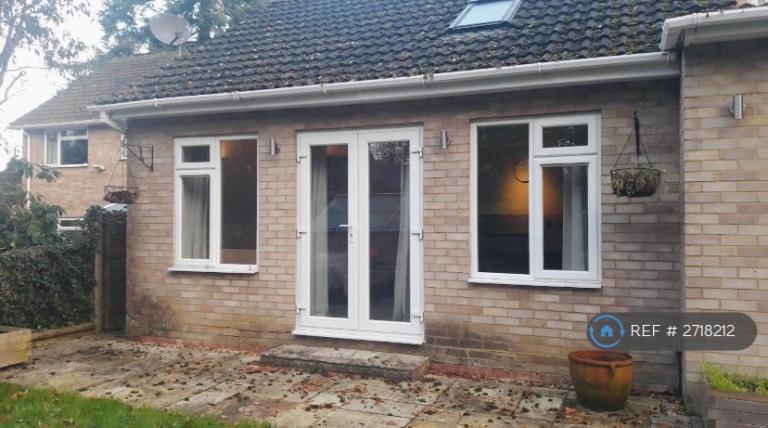 Studio flat in Spring Gardens, Camberley, GU15 (#2718212)