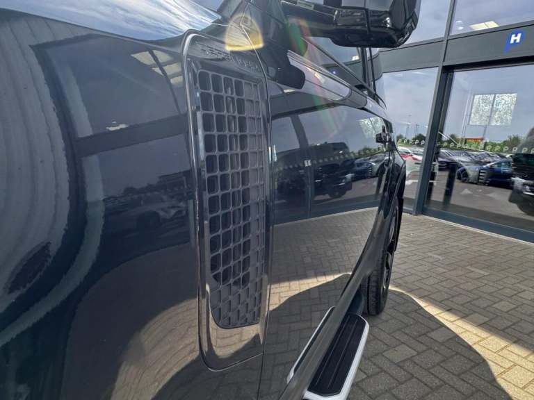 2023 Land Rover Defender 3.0 D250 Hard Top SE Auto PANEL VAN DIESEL Automatic