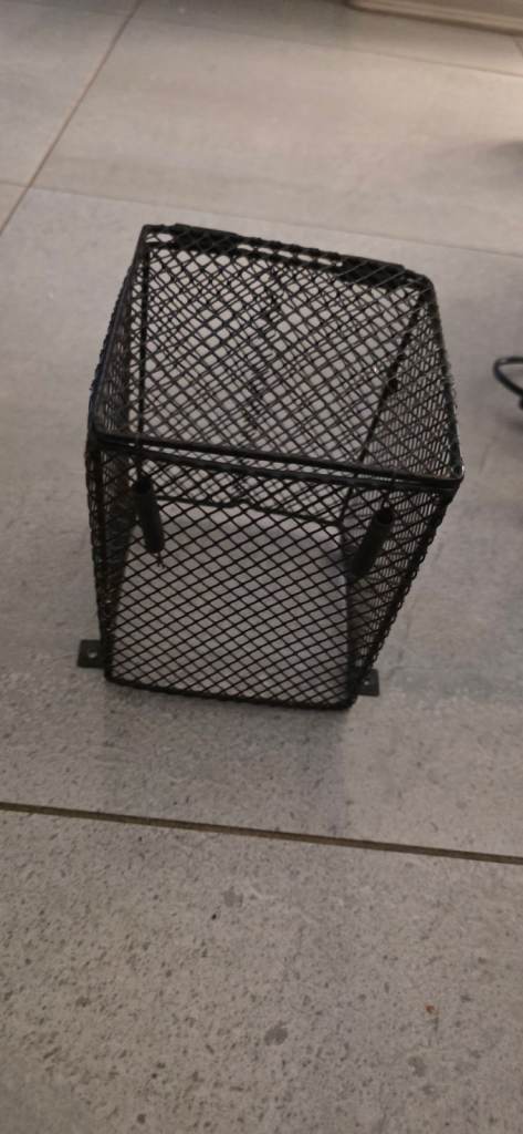 Reptile wire heat lamp cage