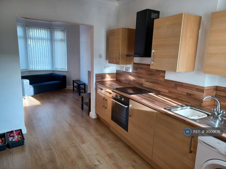 1 bedroom flat in Blackwier Terrace, Cardiff, CF10 (1 bed) (#3009176)