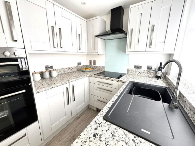 6 Bedroom House, Manchester M26 4FA