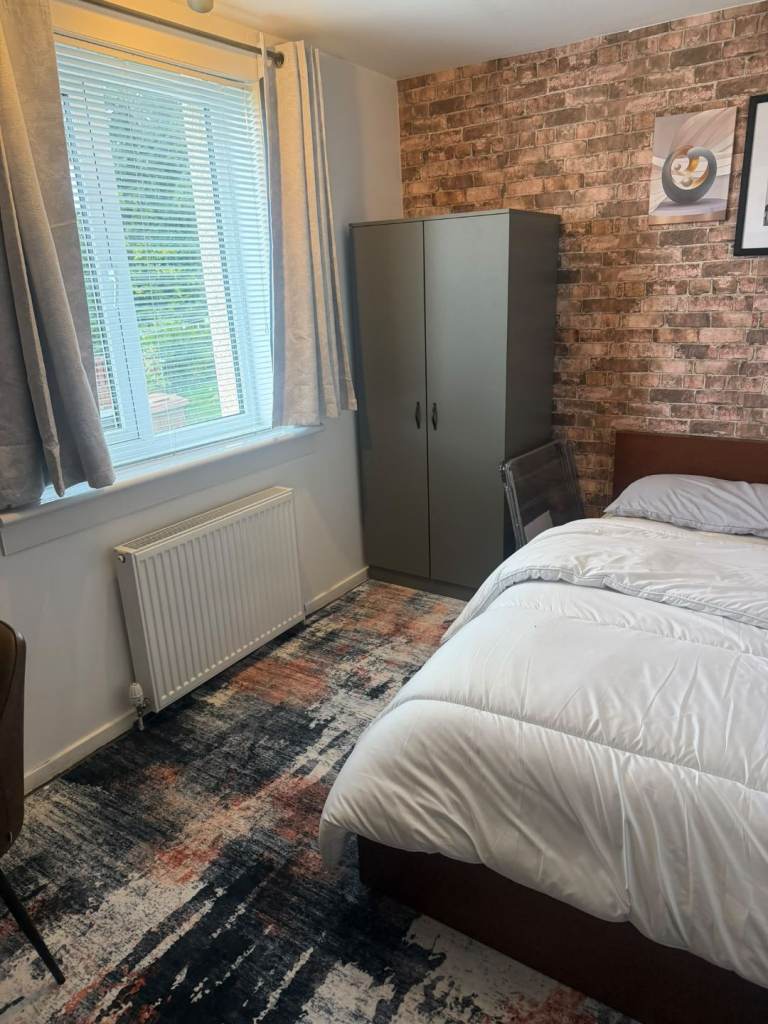 Furnished double room available for £550 including bill.