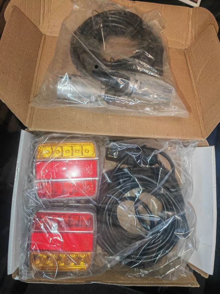 Magnetic towing or trailer lights 