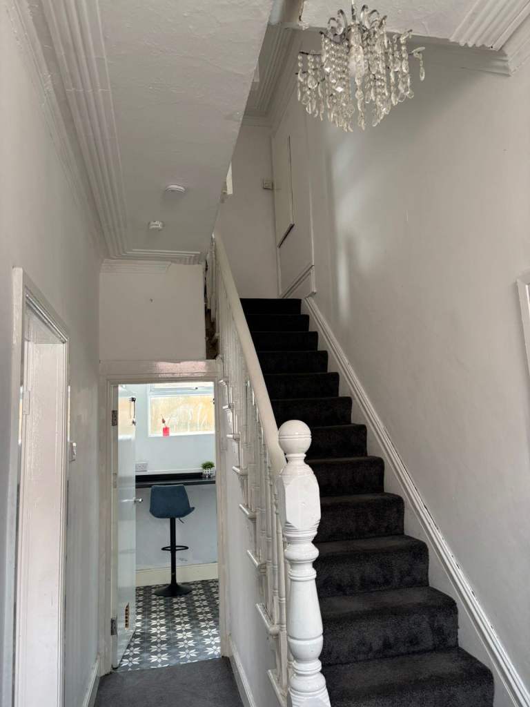 Bargain- Stunning & spacious  fully furnished 5 bed   house on st bedes avenue, blackpool FY4 1AQ 