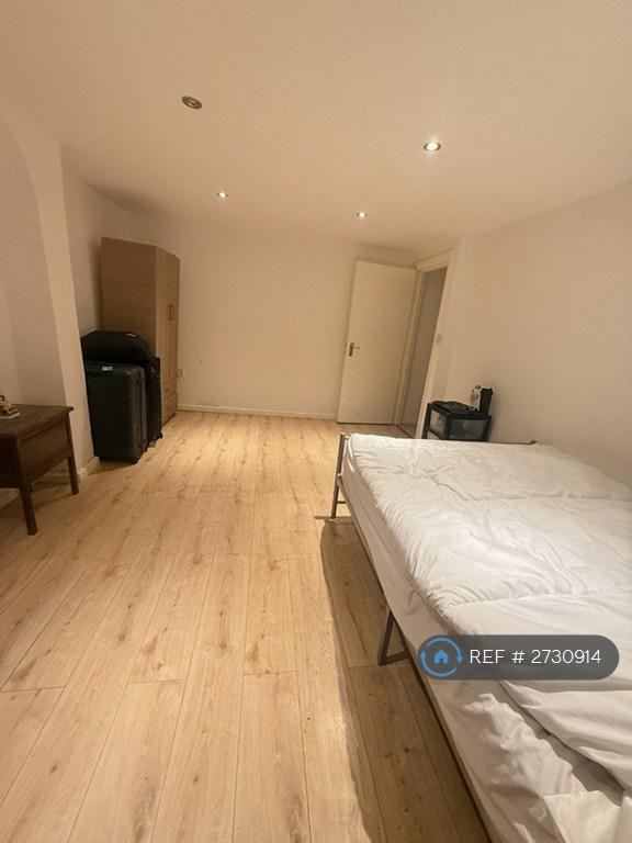 1 bedroom in Mattock Lane, London, W13 (#2730914)