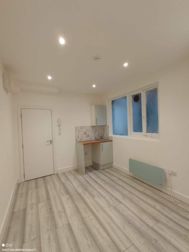 HMO Studio to rent in Lambeth Area, (SW16 2AX) DSS welcome (over 35 years)