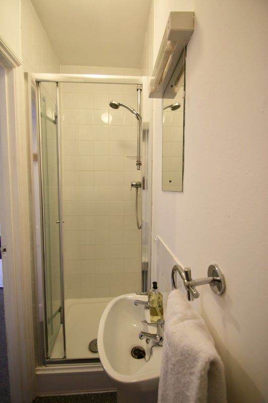 Twin room to let in Leeds city centre LS11, All bills included. New carpets