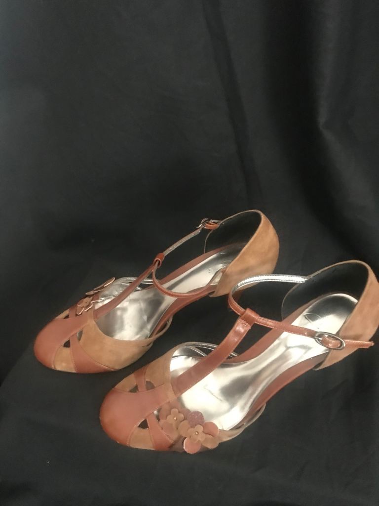 Ladies leather shoes 