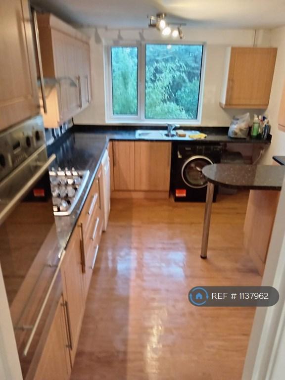 3 bedroom flat in Glenridding Close, Oldham, OL1 (3 bed) (#1137962)
