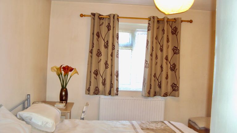 Double Room in Bermondsey with only one Housemate to share a House with .(Females preferred)